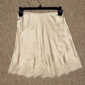 Doen Cream Satin Lace-Trim Mini Skirt